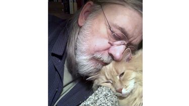 En este autorretrato sin fecha proporcionado por Little Brown, el actor Caleb Carr y su gata Masha en su casa en Cherry Plain, Nueva York. Carr falleció a causa de cáncer el jueves 23, de mayo de 2024, de acuerdo con su editorial, Little, Brown and Company. (Caleb Carr/Little Brown vía AP)