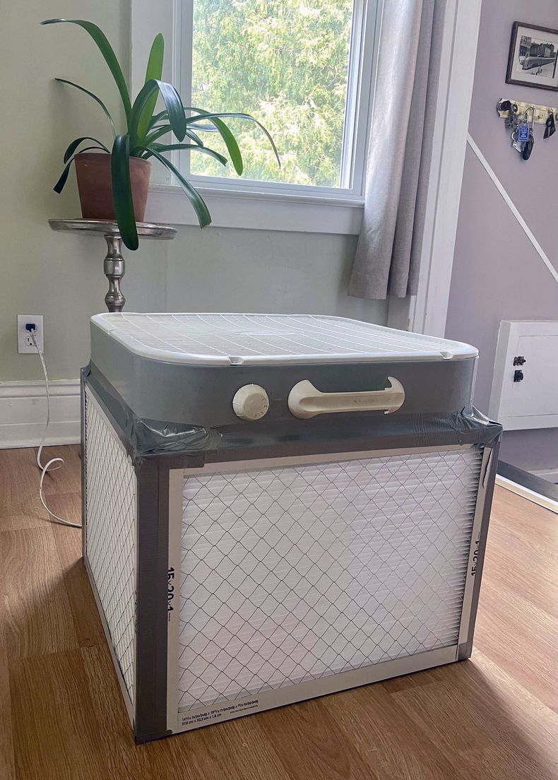 El purificador de aire Corsi-Rosenthal construido por Liz Hradil, visto en su casa en Syracuse, Nueva York, tras el humo que cubrió gran parte del estado el 7 de junio de 2023. (Liz Hradil vía AP)