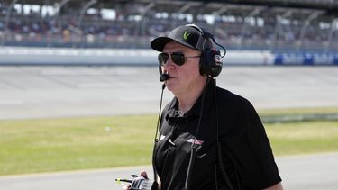 ARCHIVO - En foto del 23 de abril del 2022, Larry McReynolds, jefe del piloto Jeffrey Earnhardt de la NASCAR Xfinity Series caminoa en el pits antes del Ag-Pro 300 en Talladega Superspeedway. (AP Foto/ Butch Dill, Archivo)