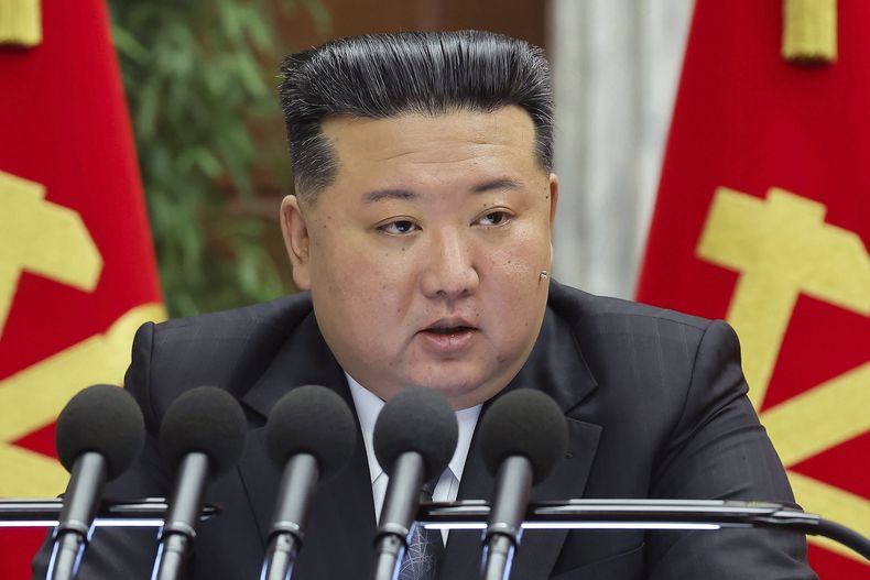 En esta imagen difundida por el gobierno de Corea del Norte, el mandatario norcoreano Kim Jong un pronuncia un discurso durante una reunión celebrada entre el 23 y el 27 de diciembre de 2024, en Pyongyang, Corea del Norte. (Agencia Central de Noticias de Corea/Korea News Service vía AP, Archivo)