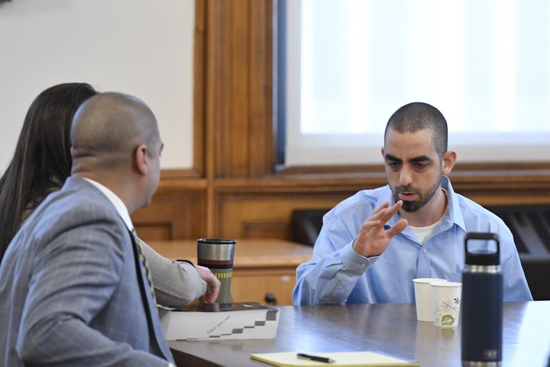 Hadi Matar, el hombre acusado de atacar al autor Salman Rushdie, le habla a sus abogados en el tribunal en Mayville, Nueva York, el 10 de febrero del 2025. (AP foto/Adrian Kraus)