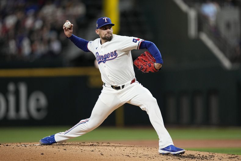 Nathan Eovaldi, abridor de los Rangers de Texas, hace un lanzamiento en el juego del jueves 2 de mayo de 2024, ante los Nacionales de Washington (AP Foto/Tony Gutiérrez)
