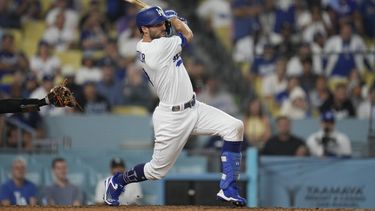 Chris Taylor (3), de los Dodgers de Los Ángeles, conecta n sencillo productor para dejar tendidos a los Gigantes de San Francisco al ganar 3-2 el juego de béisbol del domingo 24 de septiembre de 2023, en Los Ángeles. Amed Rosario anotó en la jugada. (AP Foto/Ashley Landis)