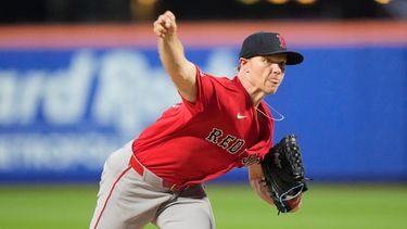 El lanzador de los Medias Rojas de Boston, Sonny Gray, lanza durante la segunda entrada de un partido de béisbol contra los Mets de Nueva York, el viernes 10 de julio de 2026, en Nueva York. (Foto AP/Frank Franklin II)
