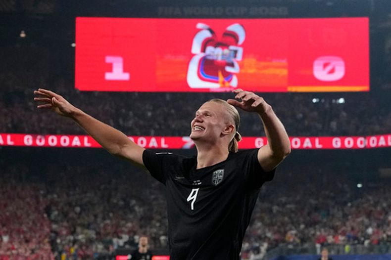 Erling Haaland festeja un gol por la selección de Noruega en el duelo del Mundial ante Senegal, disputado el lunes 22 de junio de 2026 (AP Foto/Frank Franklin II)