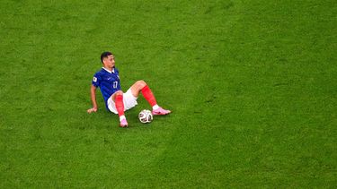 William Saliba, de la selección de Francia, se sienta en la cancha tras lesionarse durante la semifinal mundialista ante España, el martes 14 de julio de 2026 en Arlington, Texas (AP Foto/David J. Phillip)