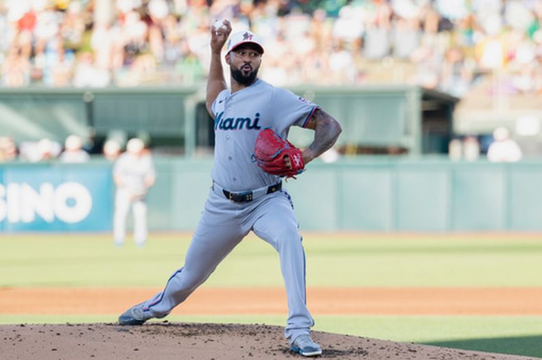 Sandy Alcántara, abridor de los Marlins de Miami, trabaja durante la primera entrada del juego de béisbol de Grandes Ligas contra los Atléticos, el sábado 4 de julio de 2026, en West Sacramento, California. (AP Foto/Sara Nevis)
