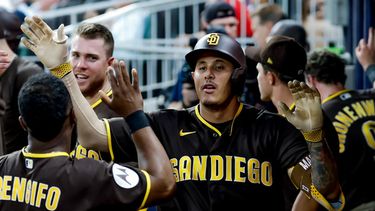 El dominicano Manny Machado, de los Padres de San Diego, es felicitado en la cueva luego de disparar un jonrón en el duelo ante los Bravos de Atlanta, el martes 21 de julio de 2026 (AP Foto/Erik S. Lesser)