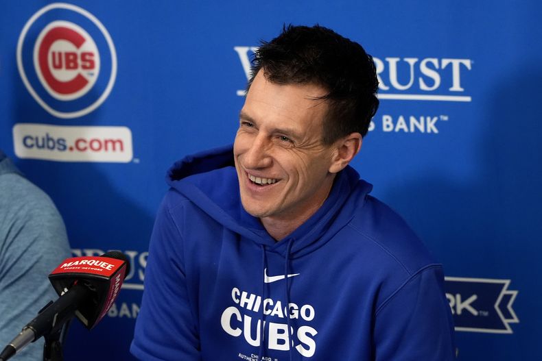 El mánager de los Cachorros de Chicago Craig Counsell conversa durante la conferencia de prensa previo al inicio de los entrenamientos de primavera, el miércoles 14 de febrero de 2014, en Mesa, Arizona. (AP Foto/Matt York)