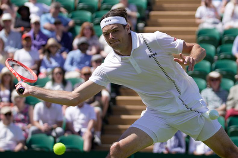 El estadounidense Taylor Fritz regresa una bola de su compatriota Patrick Kypson en la segunda ronda de Wimbledon el jueves 2 de julio del 2026. (AP Foto/Brian Inganga)
