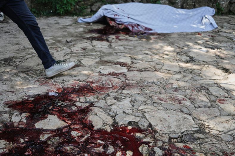 Manchas de sangre en el piso, dejadas por la víctima de un ataque de pandillas en el vecindario de Kenscoff de Puerto Príncipe, Haití, el lunes 24 de agosto de 2026. (AP Foto/Odelyn Joseph)
