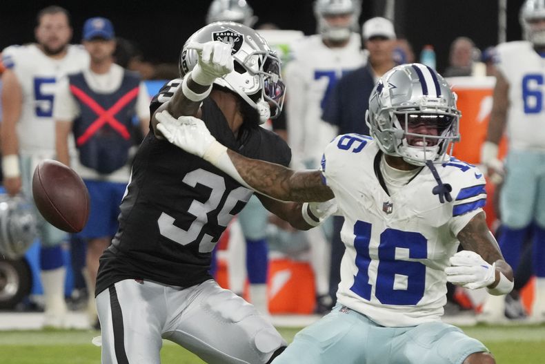Nate Hobbs, cornerback de los Raiders de Las Vegas, desvía un pase dirigido a Jalen Moreno-Cropper, de los Cowboys de Dallas, en el encuentro de pretemporada realizado el sábado 17 de agosto de 2024 (AP Foto/Rick Scuteri)