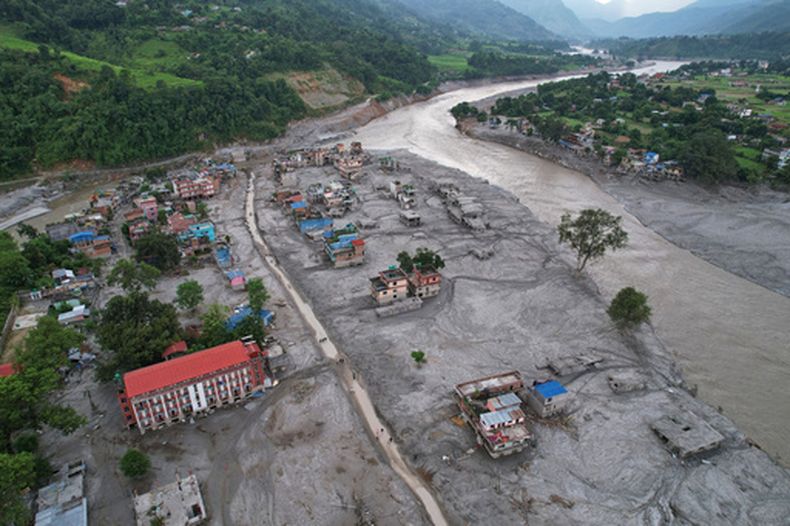 ARCHIVO - Casas envueltas en lodo tras una inundación repentina en el río Trishuli en la zona de Devighat del distrito de Nuwakot, Nepal, el 29 agosto de 2026. (AP Foto/Rajesh Kumar Singh, Archivo)