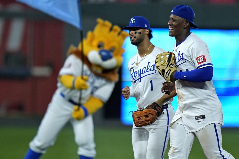 El puertorriqueño MJ Meléndez (1) y el cubano Dairon Blanco, de los Reales de Kansas City, festejan la victoria sobre los Angelinos de Los Ángeles, el miércoles 21 de agosto de 2024 (AP Foto/Charlie Riedel)