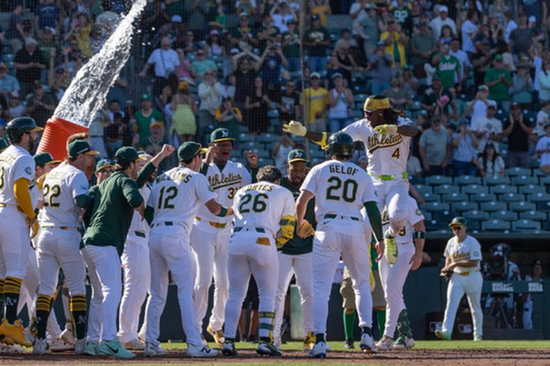 Lawrence Butler (4), de los Atléticos, celebra después de batear un jonrón de dos carreras para dejar tendidos en el terreno a los Marineros de Seattle, el domingo 13 de septiembre de 2026, en West Sacramento, California. (AP Foto/Sara Nevis)
