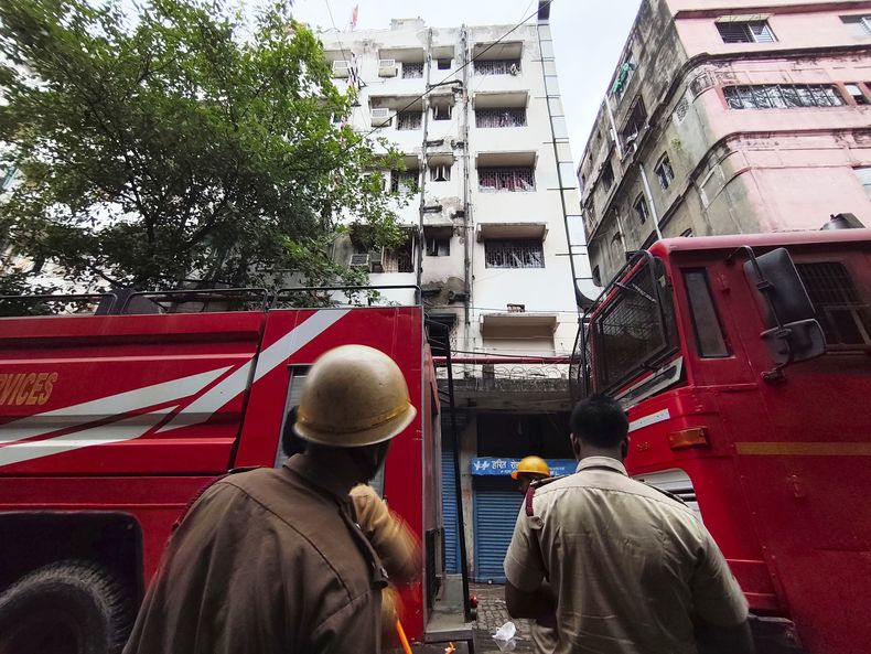 Bomberos inspeccionan un hotel que se incendió, causando varias víctimas mortales, en Calcuta, India, el 30 de abril de 2025. (AP Foto/Bikas Das)