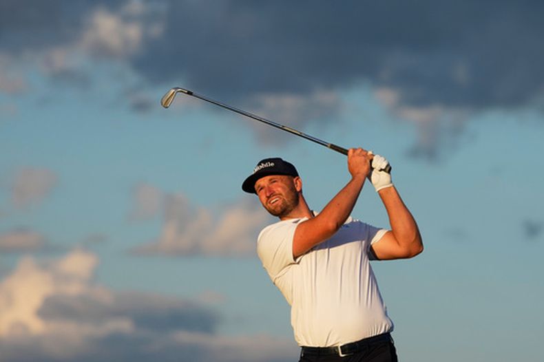Wyndham Clark observa su tiro en el hoyo 17 de la tercera ronda del Abierto de Estados Unidos en Shinnecock Hills Golf Club el sábado 20 de junio del 2026. (AP Foto/David J. Phillip)