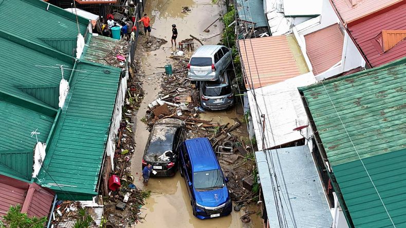 Autos apilados tras las inundaciones causadas por el tifón Kalmaegi en la ciudad de Cebú, en el centro de Filipinas, el martes 4 de noviembre de 2025. (AP Foto/Jacqueline Hernández)