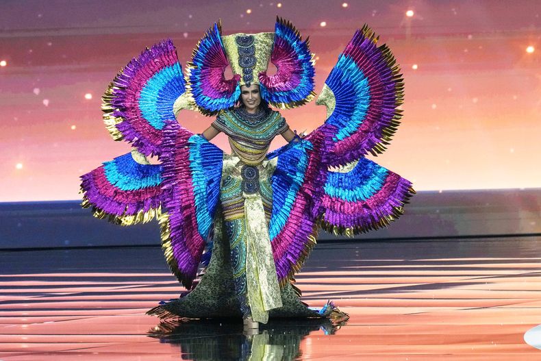 Miss Egipto Sabrina Maged participa en el concurso de trajes nacionales del certamen de belleza Miss Universo en la provincia de Nonthaburi, Tailandia, el miércoles 19 de noviembre de 2025. (Foto AP/Sakchai Lalit)