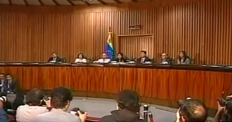 Prohiben en Venezuelalas manifestaciones pacíficas espontáneas que no tengan un permiso de las autoridades y ordenó que sean dispersadas si es necesario por la policía y la Guardia Nacional Bolivariana.