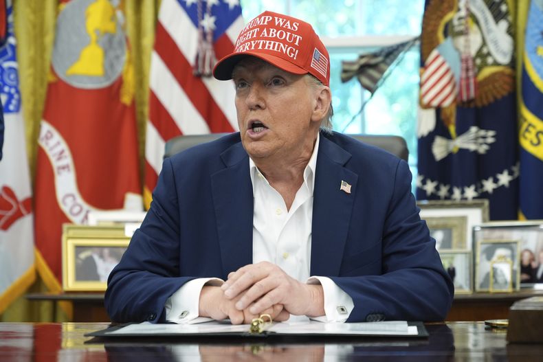 El presidente de los Estados Unidos Donald Trump habla en la Oficina Oval de la Casa Blanca el viernes 22 de agosto del 2025. (AP Foto/Jacquelyn Martin)