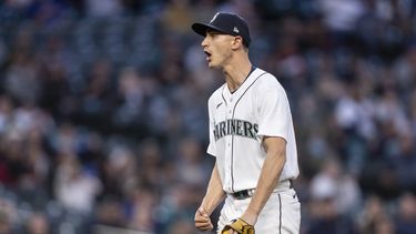 George Kirby, de los Marineros de Seattle, abandona el terreno tras resolver la parte alta de la séptima entrada ante los Rangers de Texas, el martes 9 de mayo de 2023 (AP Foto/Stephen Brashear)