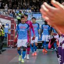 Los jugadores de Fiorentina (derecha) hacen un pasillo de honor a sus colegas de Napoli, flamantes campeones de la Serie A de Italia, el domingo 7 de mayo de 2023. (Alessandro Garofalo/LaPresse vía AP)