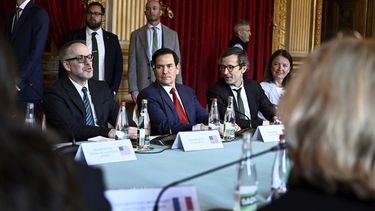 El secretario de Estado de Estados Unidos, Marco Rubio (centro), el director de política del Ministerio de Exteriores de Alemania, Gunter Sautter (derecha), y otros funcionarios asisten a una reunión sobre Ucrania y su seguridad, en París, el 17 de abril de 2025. (Julien de Rosa, Pool vía AP)