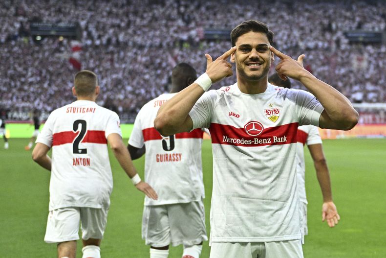 Konstantinos Mavropanos del Stuttgart celebra tras anotar un gol ante Hamburgo en el playoff de ascenso/descenso de la Bundesliga, el jueves 1 de junio de 2023, en Stuttgart. (Tom Weller/dpa vía AP)