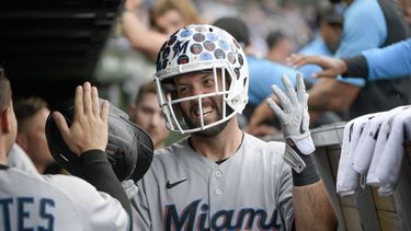 Con jonrones sucesivos, Marlins blanquean 3-0 a Cachorros