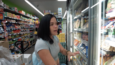 asi reacciona una madre cubana al ver los mercados en espana tras salir de cuba por primera vez