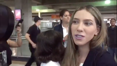 presidente encargado juan guaido recibe a su esposa fabiana rosales en maiquetia