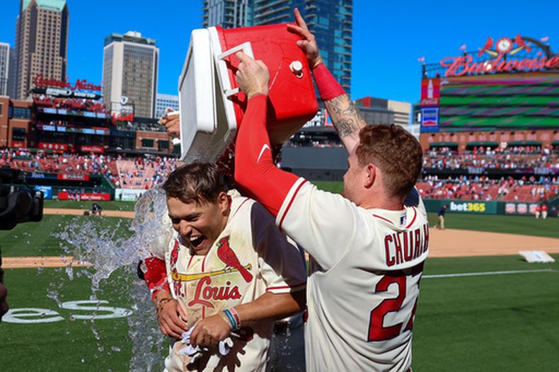 JJ Wetherholt de los Cardenales de Washington es bañado por sus compañeros tras empujar la carrera de la victoria en la décima entrada ante los Rays de Tampa Bay el sábado 28 de marzo del 2026. (AP Foto/Scott Kane)