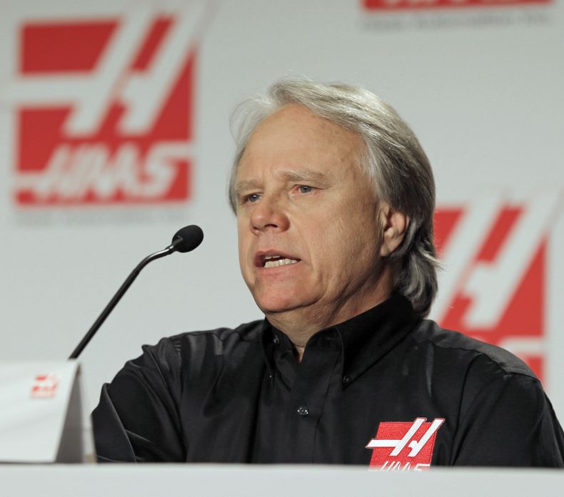 Gene Haas, fundador de Haas Automation, contesta preguntas en una rueda de prensa sobre su equipo de F&oacute;rmula Uno el lunes, 14 de abril de 2014, en Concord, Carolina del Norte. (AP Photo/Chuck Burton)