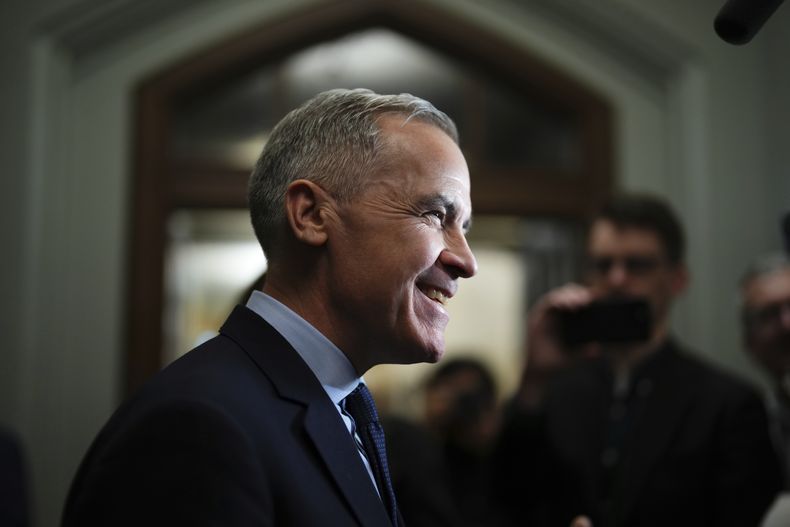 El líder del Partido Liberal de Canadá, Mark Carney, habla con la prensa luego de una reunión, el lunes 10 de marzo de 2025, en Ottawa. (Sean Kilpatrick/The Canadian Press vía AP)