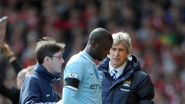 americateve | El volante de Manchester City Yaya Toure sale del campo lesionado el 13 de abril del 2014 durante un partido contra Liverpool en la Liga Premier. Se cree que la lesi&oacute;n le impedir&aacute; jugar tres de los pr&oacute;ximos seis partido de la premier,
