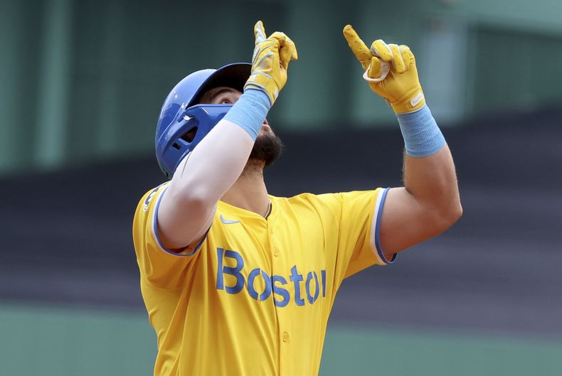El venezolano Wilyer Abreu, de los Medias Rojas de Boston, festeja su cuadrangular ante los Azulejos de Toronto, el sábado 28 de junio de 2025 (AP Foto/Mark Stockwell)