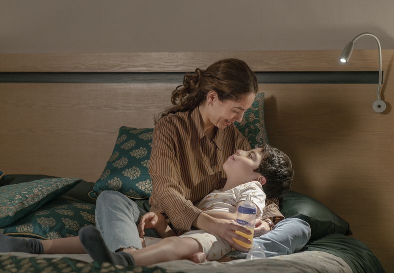 Esta imagen difundida por Netflix muestra a Bárbara Mori, izquierda, y Julián Tello en una escena de la película Los dos hemisferios de Lucca.(Maria Medina/Netflix via AP)