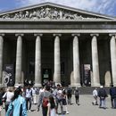 ARCHIVO - Visitantes caminan afuera del Museo Británico en Bloomsbury, Londres, el viernes 26 de junio de 2015. (Foto AP/Tim Ireland, archivo)
