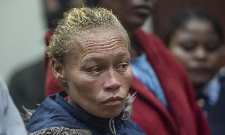 Kelly Smith, acusada de la venta y secuestro de su hija, en Vredenburg, Sudáfrica, el 7 de marzo del 2024. (AP foto)