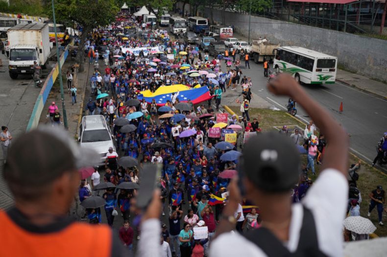 Partidarios del expresidente venezolano Nicolás Maduro se manifiestan en Caracas, Venezuela, el sábado 10 de enero de 2026, para exigir la liberación de Maduro y su esposa, Cilia Flores, una semana después de su captura por las fuerzas estadounidenses. (AP Foto/MatÍas Delacroix)