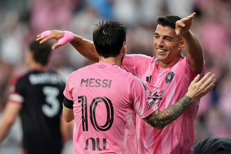 El delantero del Inter de Miami, Luis Suárez, a la derecha, celebra junto al delantero Lionel Messi tras anotar el segundo gol de su equipo durante la primera mitad de un partido de fútbol de la MLS contra el D.C. United, el sábado 10 de octubre de 2026, en Miami. (Foto AP/Rebecca Blackwell)