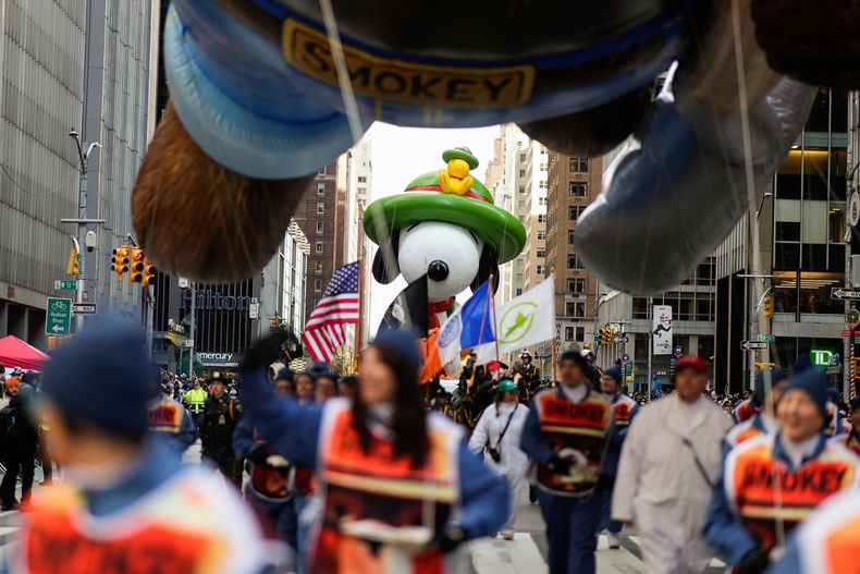 El globo Snoopy de Beagle Scout flota por la Sexta Avenida liderado por el globo Smokey the Bear durante el Desfile del Día de Acción de Gracias de Macys, el jueves 27 de noviembre de 2025, en Nueva York. (Foto AP/Eduardo Munoz Alvarez)