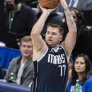 Doncic logra 35 puntos y Maverics ganan 111-110 a Raptors