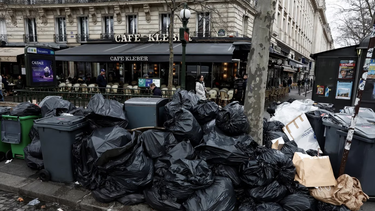 crisis en francia: la huelga de trabajadores por la reforma jubilatoria de macron llena de basura las calles de paris