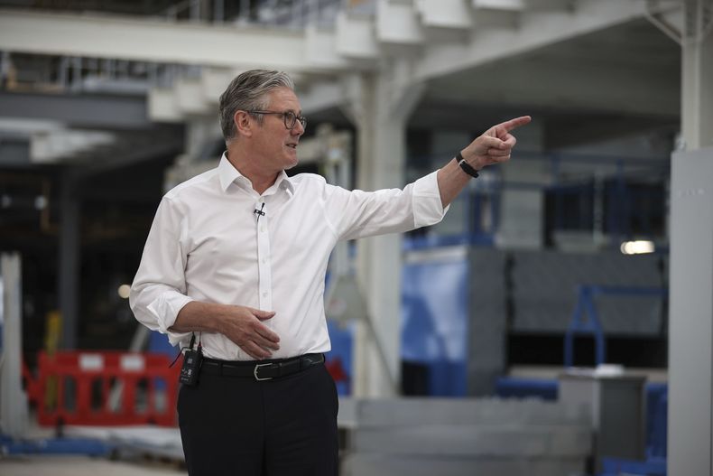 El primer ministro británico Keir Starmer en una fábrica de vidrio en Saint Helens, Merseyside, Inglaterra, el 29 de mayo del 2025. (James Speakman/PA via AP)
