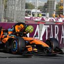 El piloto de McLaren, Lando Norris, de Gran Bretaña, sale de su monoplaza tras un accidente durante el Gran Premio de Azerbaiyán de Fórmula 1 en Bakú, Azerbaiyán, el 26 de septiembre de 2026. (Foto AP/Darko Bandic)