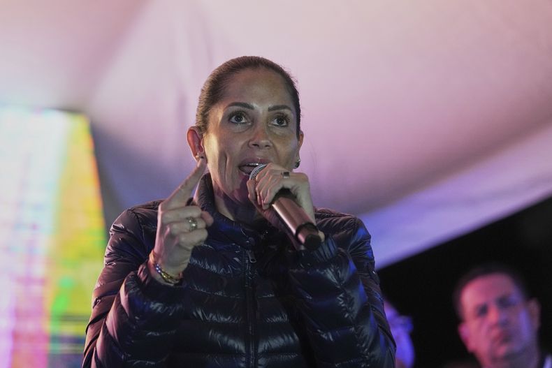 La candidata presidencial Luisa González se dirige a sus seguidores tras los primeros resultados que daban la ventaja a Daniel Noboa en el balotaje de las elecciones presidenciales en Quito, Ecuador, el domingo 13 de abril de 2025. (AP Foto/Dolores Ochoa)
