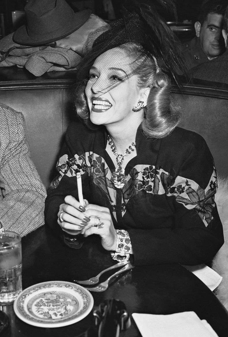 En esta foto de marzo de 1944, Lupe V&eacute;lez en un restaurante en Los Angeles. Mucho antes que Salma Hayek y Kate del Castillo estaba Lupe V&eacute;lez, una actriz mexicana que conquist&oacute; Hollywood y cuya muerte fue tan impactante como su enigm&