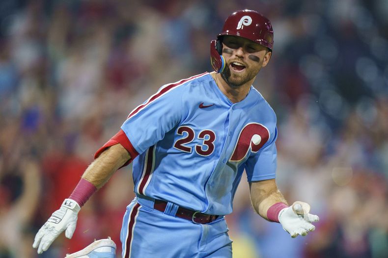 Kody Clemens, de los Filis de Filadelfia, festeja tras conectar un sencillo que significó el triunfo ante los Tigres de Detroit, el jueves 8 de junio de 2013 (AP Foto/Chris Szagola)